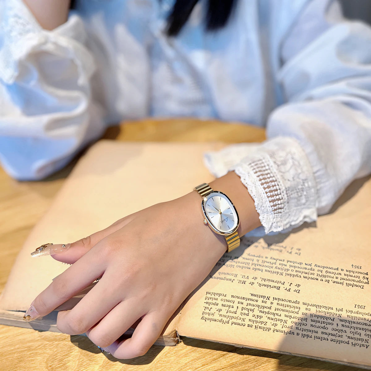Women's Vintage Luxury Quartz Watch - Gold & Silver Bracelet